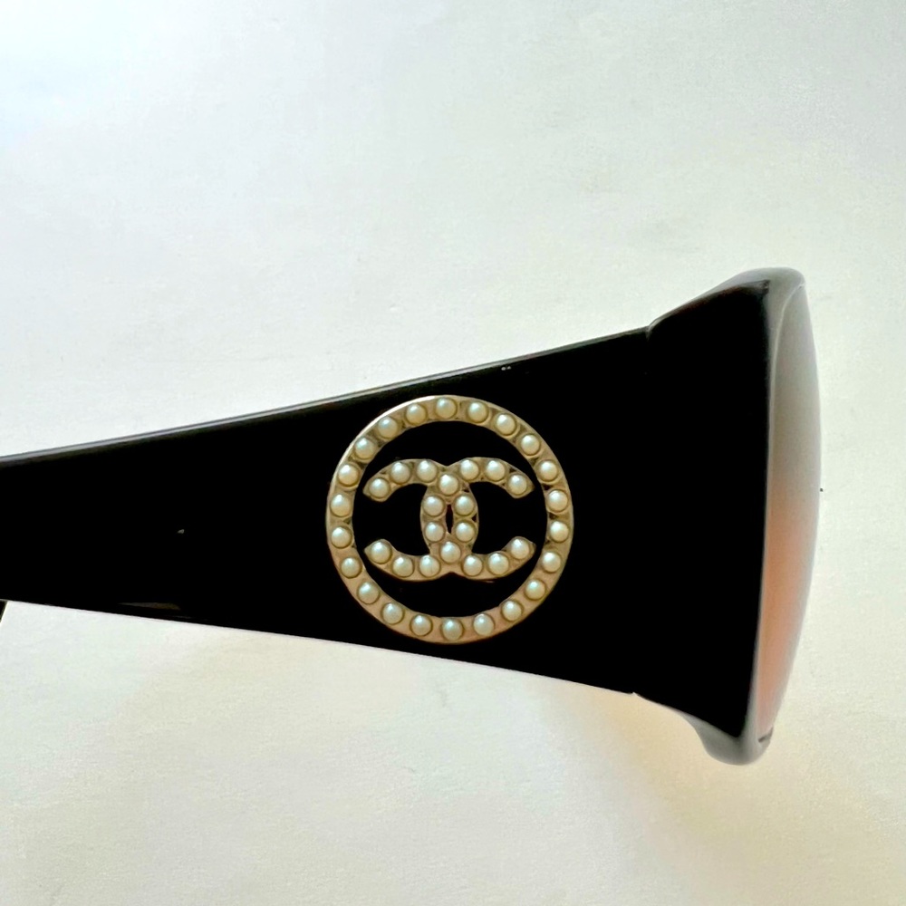 CHANEL Pearl CC Sunglasses- vintage, black frame